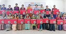 অভাব পেরিয়ে স্বাবলম্বিতার পথে বান্দরবানের ১০০ নারী