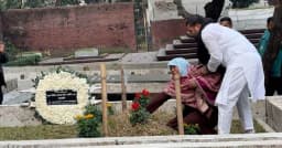 হাদির কবর জিয়ারত করলো পরিবার, কান্নায় ভেঙে পড়েন স্বজনরা