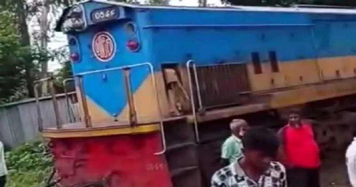 হঠাৎ একই লাইনে মুখোমুখি দুই ট্রেন, লাফিয়ে পড়লেন যাত্রীরা