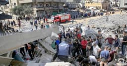 গাজার ধ্বংসস্তূপে চাপা ছিল এক পরিবারের ৩০ মরদেহ