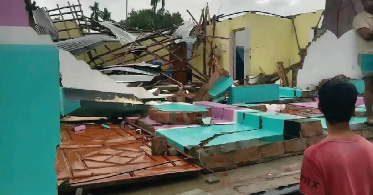 নীলফামারীতে হঠাৎ ঝড়ে লণ্ডভণ্ড শতাধিক ঘরবাড়ি
