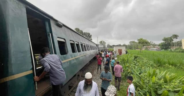 রংপুরের পদ্মরাগ ট্রেনের ৬ বগি লাইনচ্যুত, রেল চলাচল বন্ধ