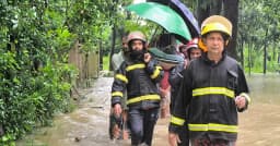 বুকসমান পানি পেরিয়ে প্রসূতিকে হাসপাতালে পৌঁছে দিল ফায়ার সার্ভিস