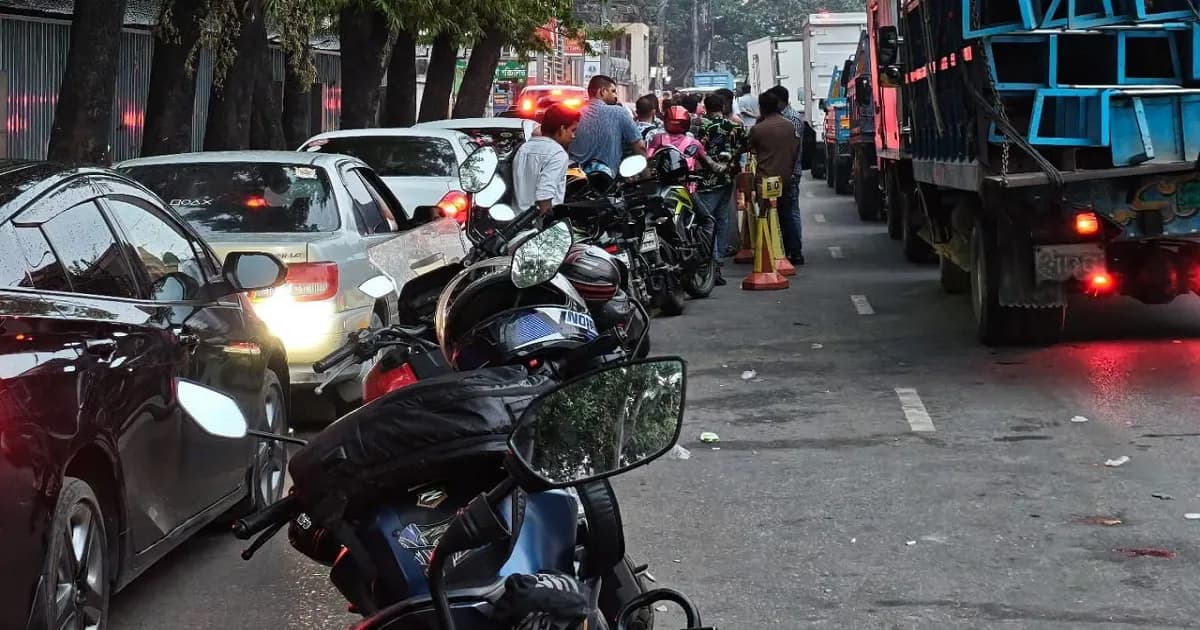 ছুটির দিনেও পাম্পে ভোগান্তি, দীর্ঘ লাইনে দাঁড়িয়ে নিচ্ছেন তেল