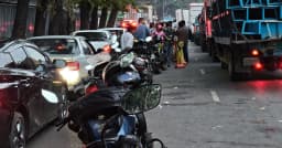 ছুটির দিনেও পাম্পে ভোগান্তি, দীর্ঘ লাইনে দাঁড়িয়ে নিচ্ছেন তেল