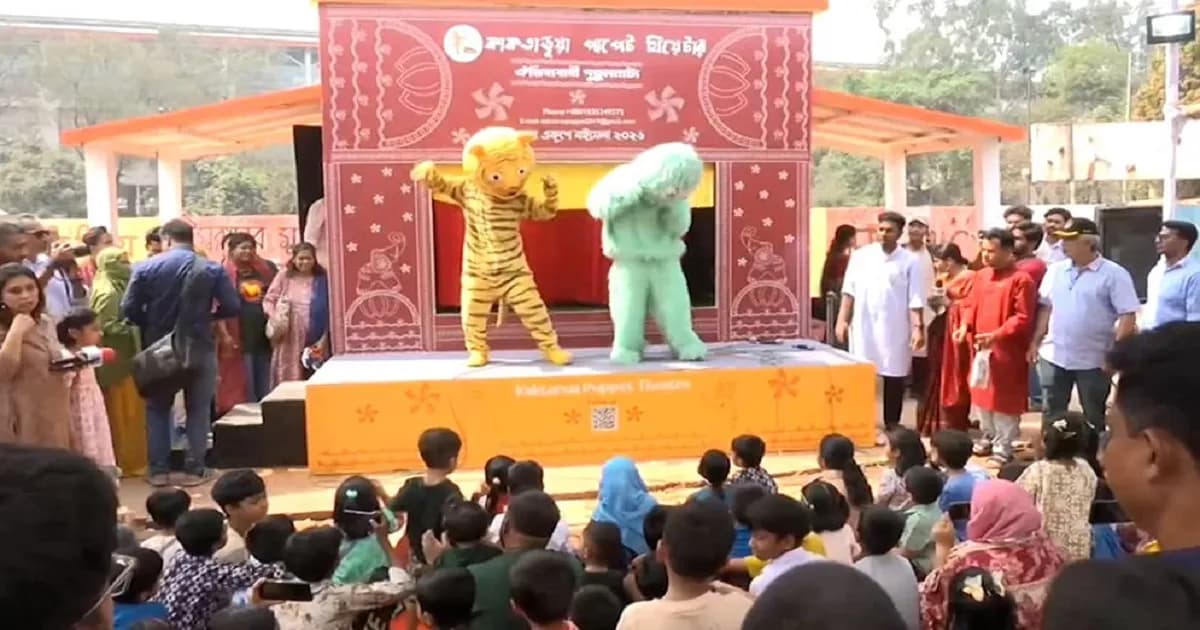 ছুটির দিনে বইমেলায় ‘শিশু প্রহর’, জমেছে পাঠক-পরিবারের ভিড়