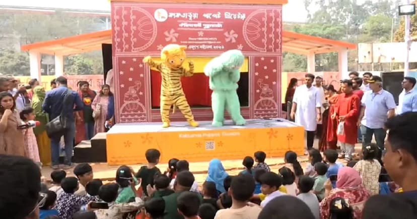 ছুটির দিনে বইমেলায় ‘শিশু প্রহর’, জমেছে পাঠক-পরিবারের ভিড়