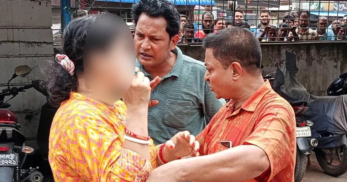 এক নারীকে স্ত্রী দাবি করে দুইজনের টানাটানি