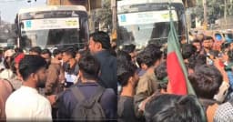 সড়ক অবরোধে আটকা ঢাবির বাস, শিক্ষার্থীদের সঙ্গে বাকবিতণ্ডা