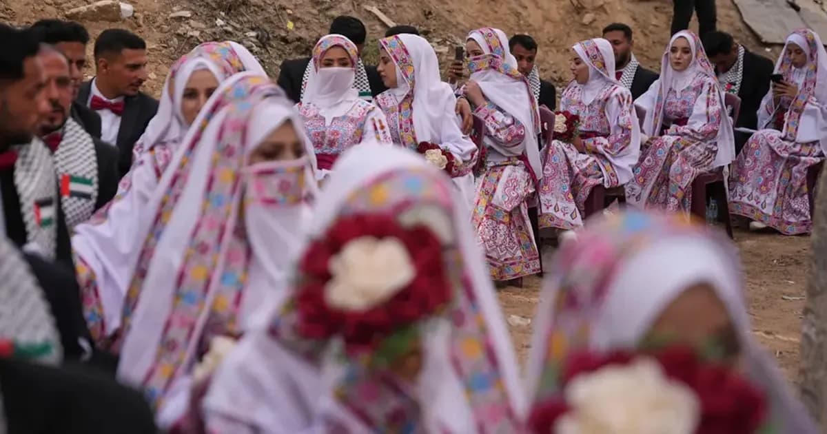 যুদ্ধের মাঝেও আনন্দ, গাজায় ৩০০ যুগলের ধুমধাম করে বিয়ে