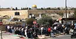 আল-আকসায় প্রবেশে বাধা ইসরায়েলের, ফটকেই ঈদের নামাজ আদায় ফিলিস্তিনিদের