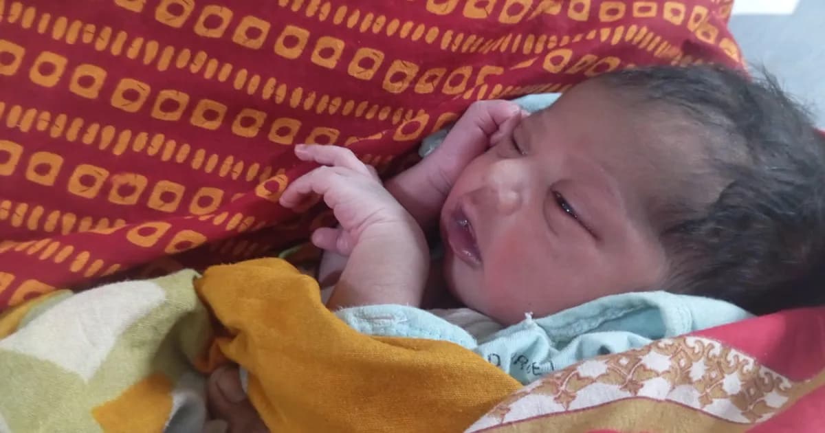 সড়কের পাশে সন্তানের জন্ম, শিশুকে রেখে উধাও মা