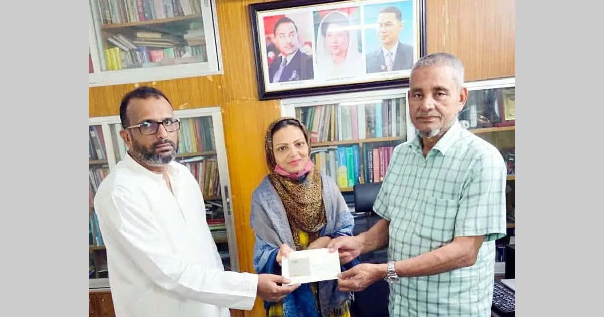 জুলাই আন্দোলনে আহত নারী সাংবাদিক কাঁকনের হাতে প্রধানমন্ত্রীর ঈদ উপহার