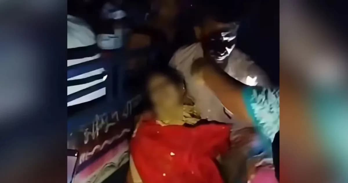 বিবাহবার্ষিকীতে বাবার বাড়ি যাবার পথে ট্রাক চাপায় গৃহবধূর মৃত্যু