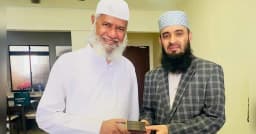 ড. জাকির নায়েকের সঙ্গে সাক্ষাৎ করে উপহার পেলেন আজহারী
