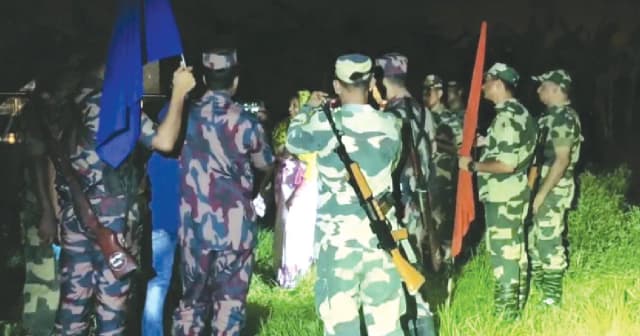 মেহেরপুর সীমান্তে পতাকা বৈঠকে ১৮ বাংলাদেশিকে ফেরত দিল বিএসএফ