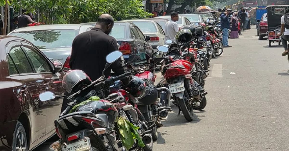 দাম বাড়লেও থামেনি ভিড়, রাজধানীর পাম্পে এখনও দীর্ঘ লাইন