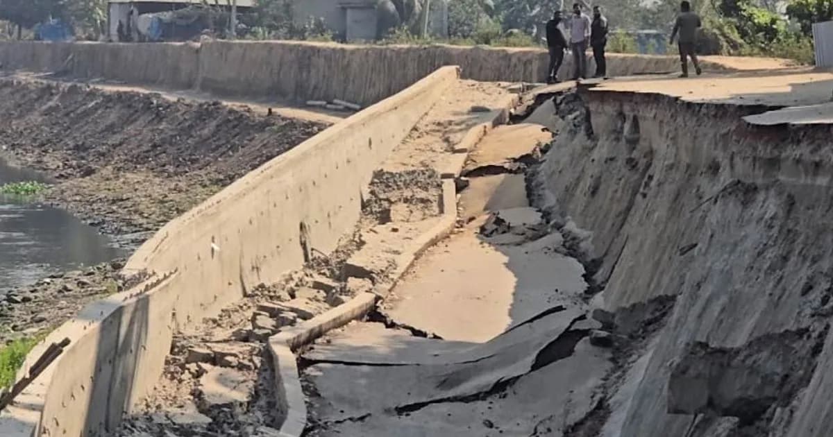 তড়িঘড়ি নির্মাণে উদ্বোধনের আগেই ধসে পড়ল ২৬ কোটি টাকার সড়ক