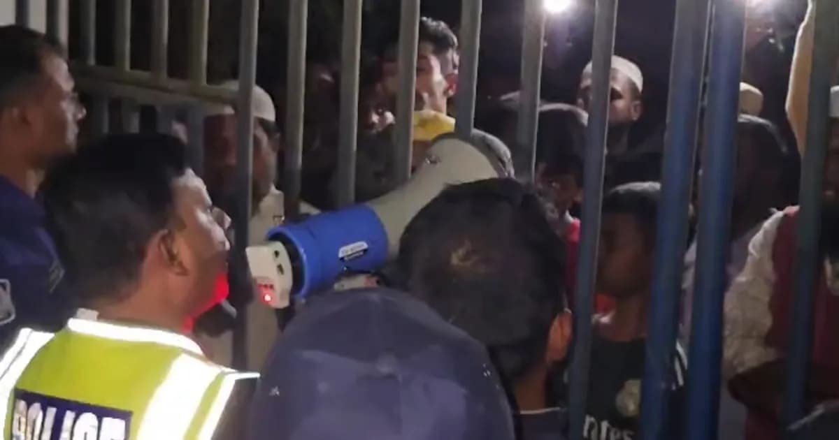 দুমকিতে চুরির চেষ্টাকালে কিশোর আটক, থানা ঘেরাও করে ব্যবসায়ীদের বিক্ষোভ