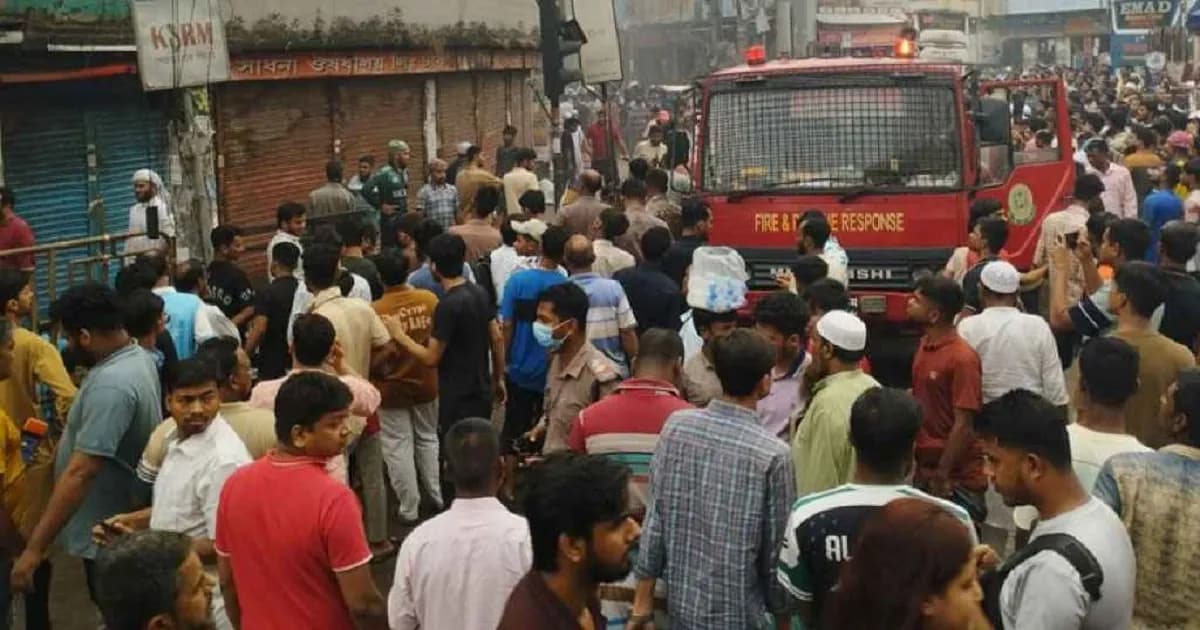 গুলিস্তানে জুতার গুদামে আগুন