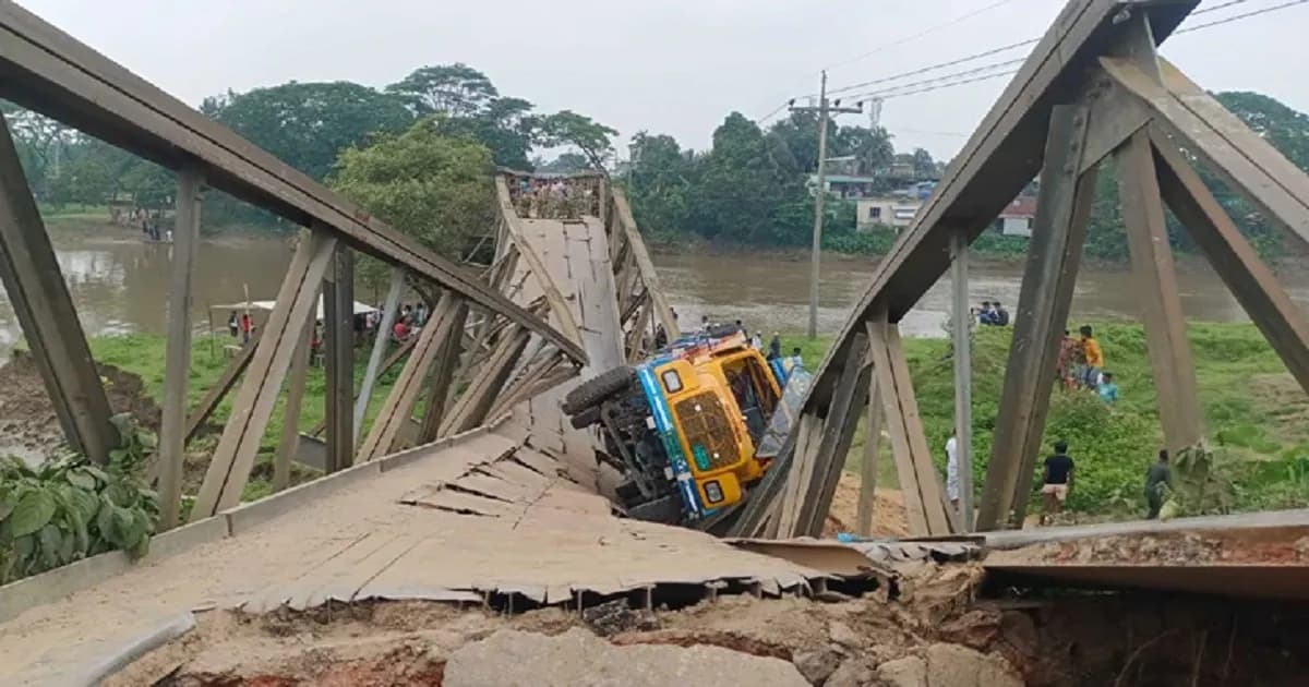 বেইলি সেতু ভেঙ্গে নদীতে বালুবোঝাই ট্রাক, সড়ক যোগাযোগ বন্ধ