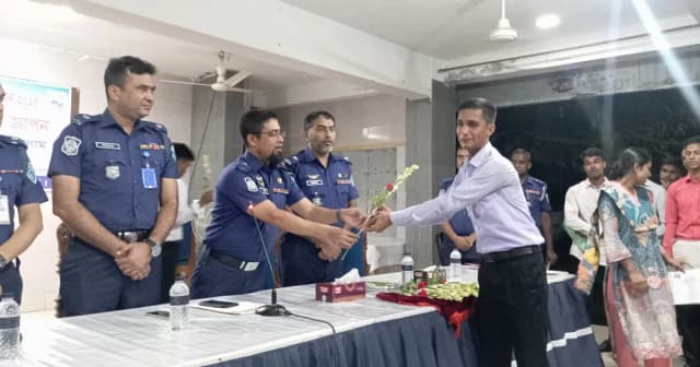 লালমনিরহাটে ১২০ টাকায় মেধার ভিত্তিতে পুলিশে চাকরি পেলেন ১৭ জন