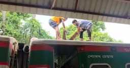 ট্রেনের ছাদ থেকে যুবকের রক্তাক্ত মরদেহ উদ্ধার