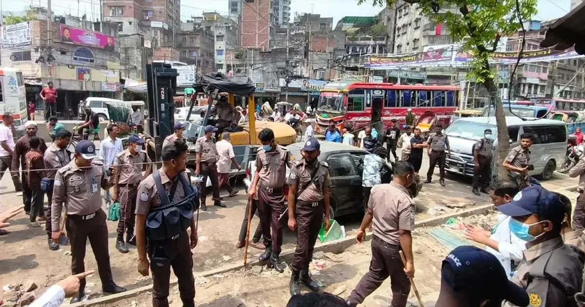 ধোলাইখালে ফুটপাত দখল উচ্ছেদে ডিএমপির অভিযান