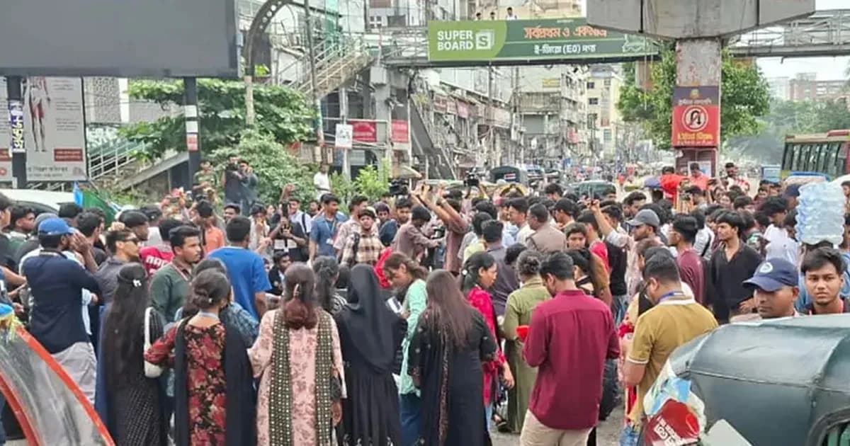 ‘দফা এক, দাবি এক—মিলনের পদত্যাগ’ স্লোগানে সাইন্সল্যাবে সড়ক অবরোধ