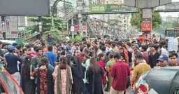 ‘দফা এক, দাবি এক—মিলনের পদত্যাগ’ স্লোগানে সাইন্সল্যাবে সড়ক অবরোধ