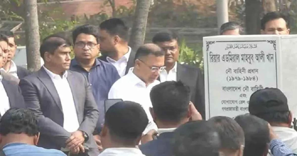 এবার শ্বশুরের কবর জিয়ারত করলেন তারেক রহমান