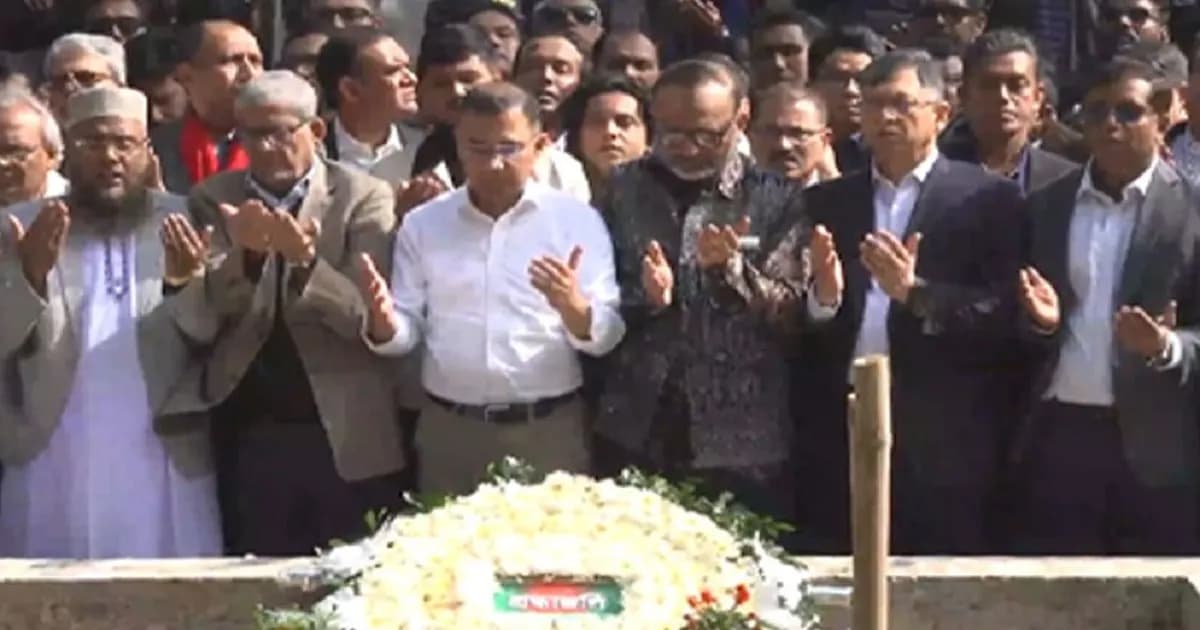 শহীদ ওসমান হাদির সমাধিতে শ্রদ্ধা জানালেন তারেক রহমান