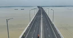 ঈদযাত্রায় পদ্মা-যমুনা সেতুতে যানবাহন ও টোল আদায়ে রেকর্ড