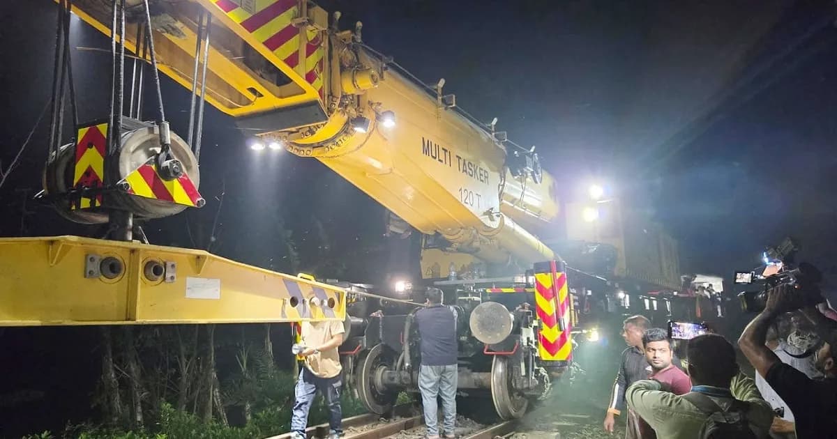 ঈশ্বরদী থেকে এলো উদ্ধারকারী ট্রেন, পথে আছে সৈয়দপুরের আরেকটি