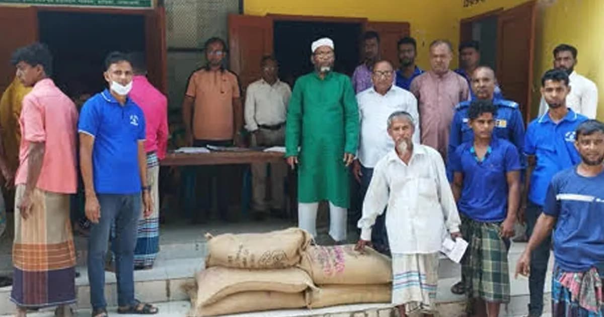 নোয়াখালী হাতিয়ায় জেলে পরিবারের মধ্যে চাল বিতরণের উদ্বোধন