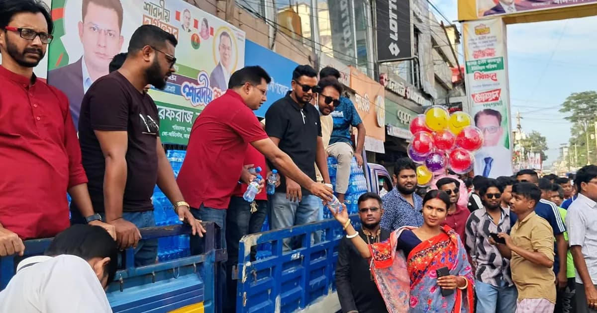 পূজা দেখতে আসা মানুষের জন্য সরফরাজের ব্যতিক্রমী আয়োজন
