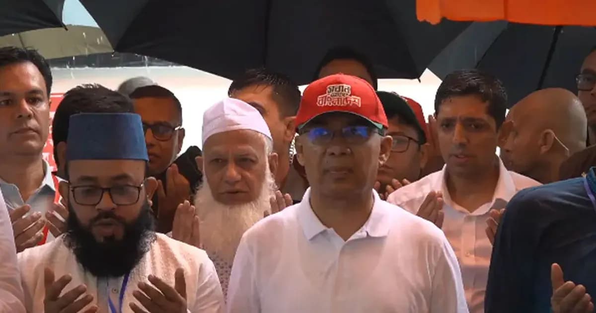 সিলেটে পৌঁছে হযরত শাহজালালের কবর জিয়ারত করলেন প্রধানমন্ত্রী