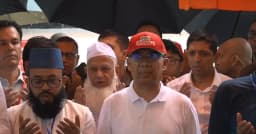 সিলেটে পৌঁছে হযরত শাহজালালের কবর জিয়ারত করলেন প্রধানমন্ত্রী