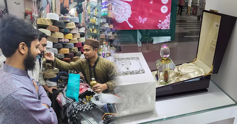 আতর-টুপি বাজারে জমজমাট ভিড়, ‘শেখ’ আতরের দাম ৪৭ হাজার টাকা