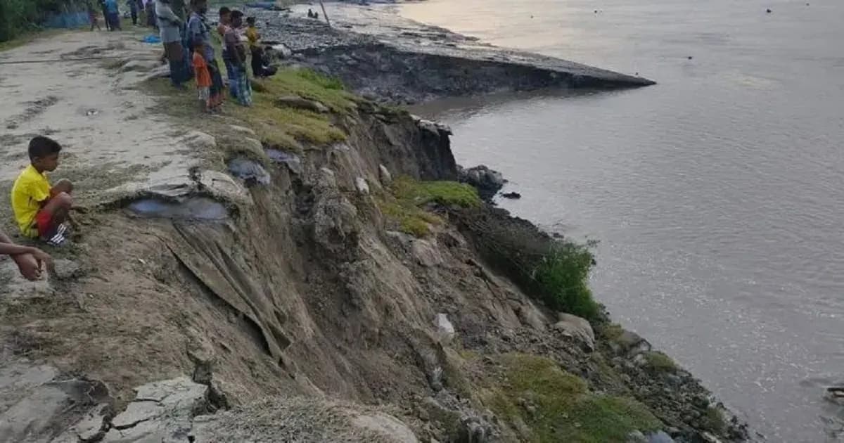 ঘূর্ণিঝড়ের সতর্কতার মধ্যেই বাঁধে ভাঙন, প্লাবনের শঙ্কায় হাজারো মানুষ