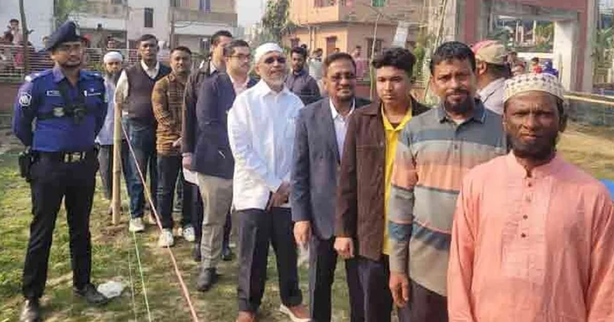 ১৭ বছর পর নিজ কেন্দ্রে লাইনে দাঁড়িয়ে ভোট দিলেন বাবর!