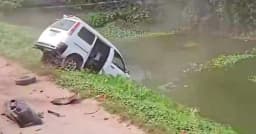 ট্রেনের ধাক্কায় ছিটকে খাদে পড়ল মাইক্রোবাস