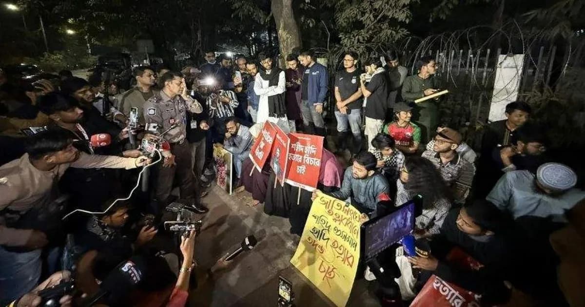 হাদির স্ত্রী বসে আছেন, ভুলেও ফুলের টোকা না দেওয়ার হুঁশিয়ারি জুমার