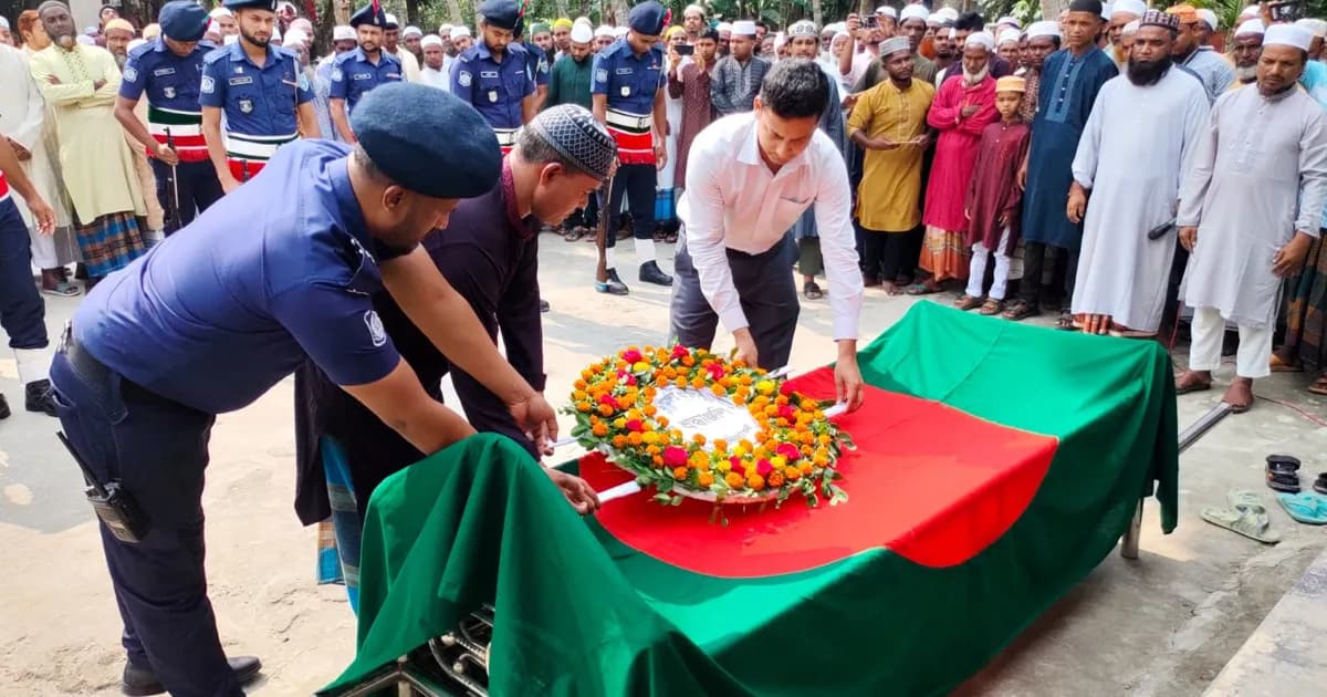 লালমনিরহাটে রাষ্ট্রীয় মর্যাদায় বীর মুক্তিযোদ্ধা আবুল কাশেমের দাফন সম্পন্ন