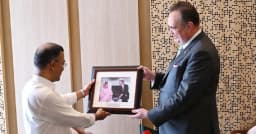 প্রধানমন্ত্রীকে জিয়া-খালেদার স্মৃতিময় ছবি উপহার দিলেন মার্কিন রাষ্ট্রদূত