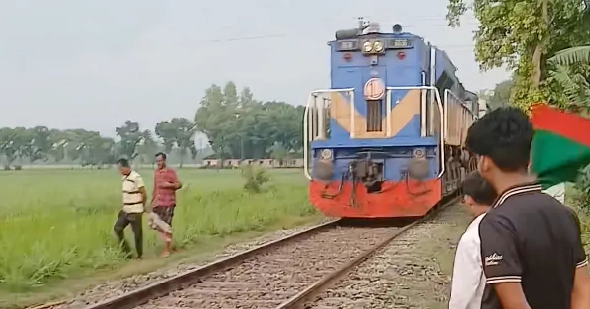 বাগাতিপাড়ায় রেললাইনে ভাঙন, বস্তা গুঁজে ধীরগতিতে ট্রেন চলাচল