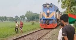 বাগাতিপাড়ায় রেললাইনে ভাঙন, বস্তা গুঁজে ধীরগতিতে ট্রেন চলাচল