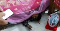 চুরি করতে গিয়ে খাটের নিচে ঘুমিয়ে পড়লো চোর অতঃপর…