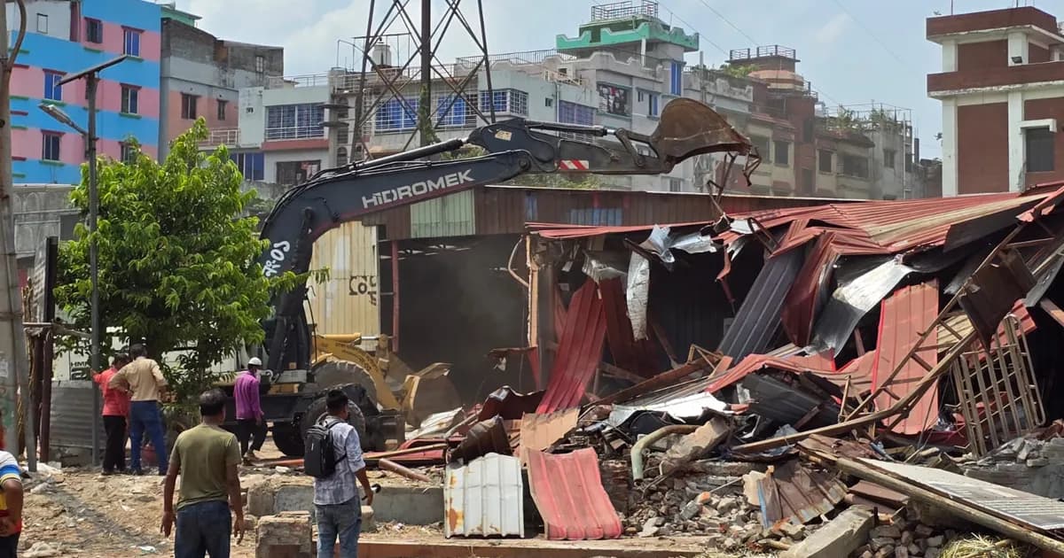 হাজী সেলিমের অবৈধ স্থাপনা গুঁড়িয়ে দিল জেলা প্রশাসন
