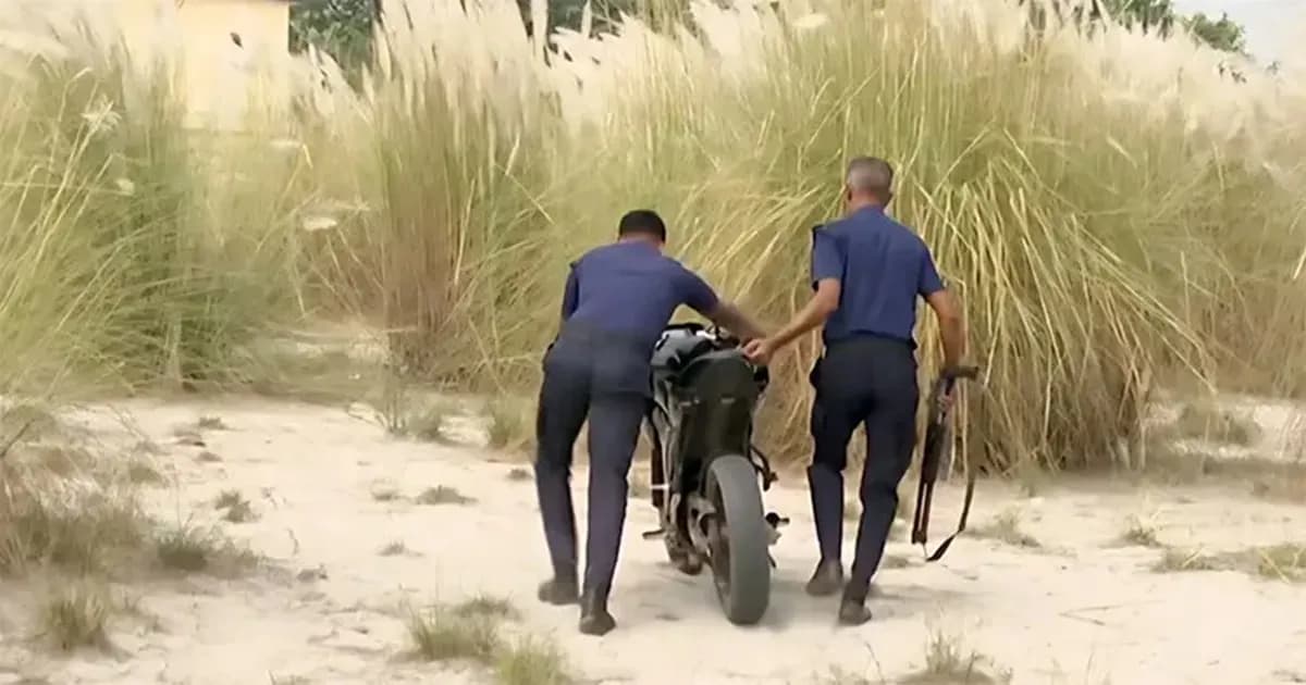 ক্লাস ফাঁকি দিয়ে কাশবনে আড্ডা, পুলিশের অভিযান